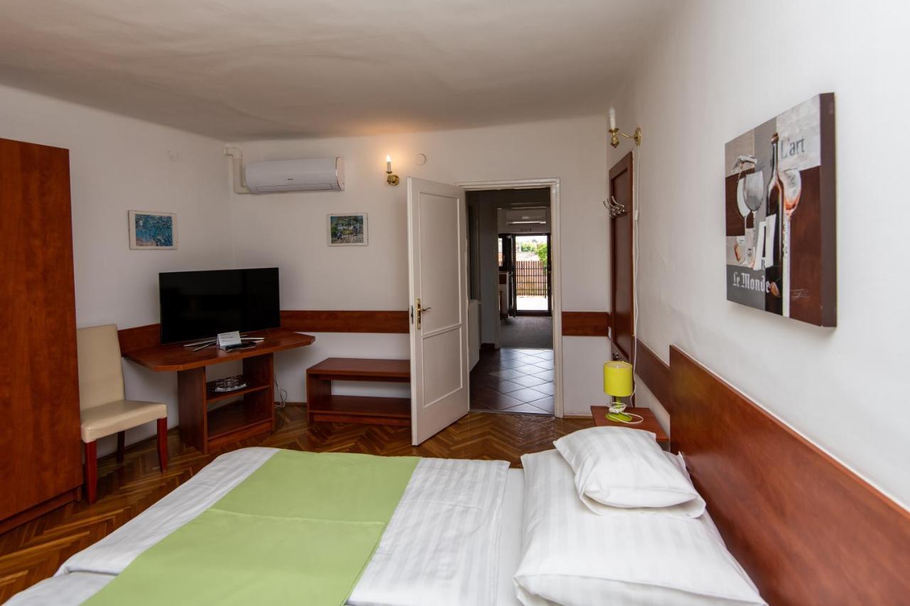 Fenyes Vinorium Bed & Breakfast โชพรอน ภายนอก รูปภาพ